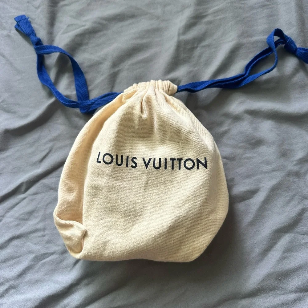 Brand new, never worn Louis Vuitton Belt. (Black leather) - Picture 3 of 4